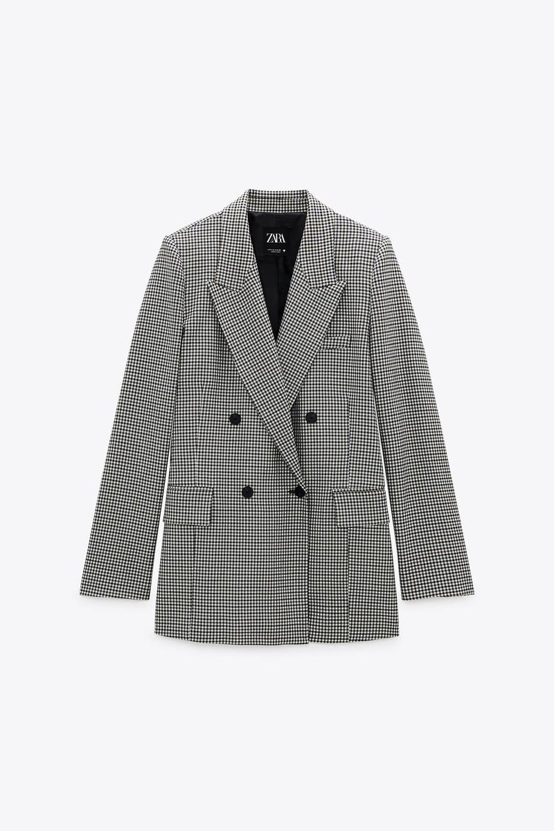 Blazer entallada de cuadros, de Zara (39,95 euros)