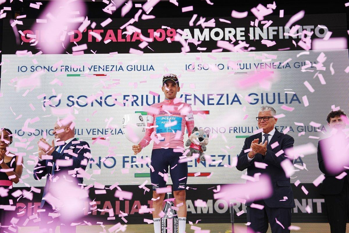 Guillermo Thomas Silvia, en el podio como líder del Giro.