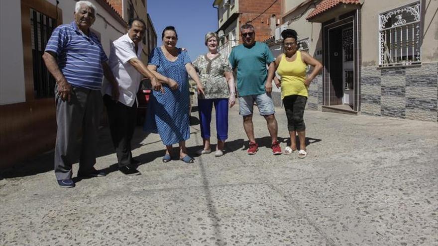 Vecinos de Aldea Moret recogerán firmas para que arreglen varias calles