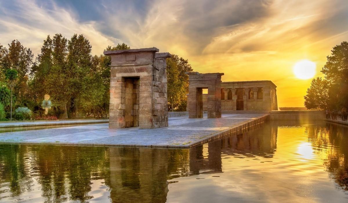 El madrileño Templo de Debod, situado muy cerca de la Plaza de España de la capital, es el lugar elegido por muchos para pasar al aire libre las últimas horas de luz solar del día.