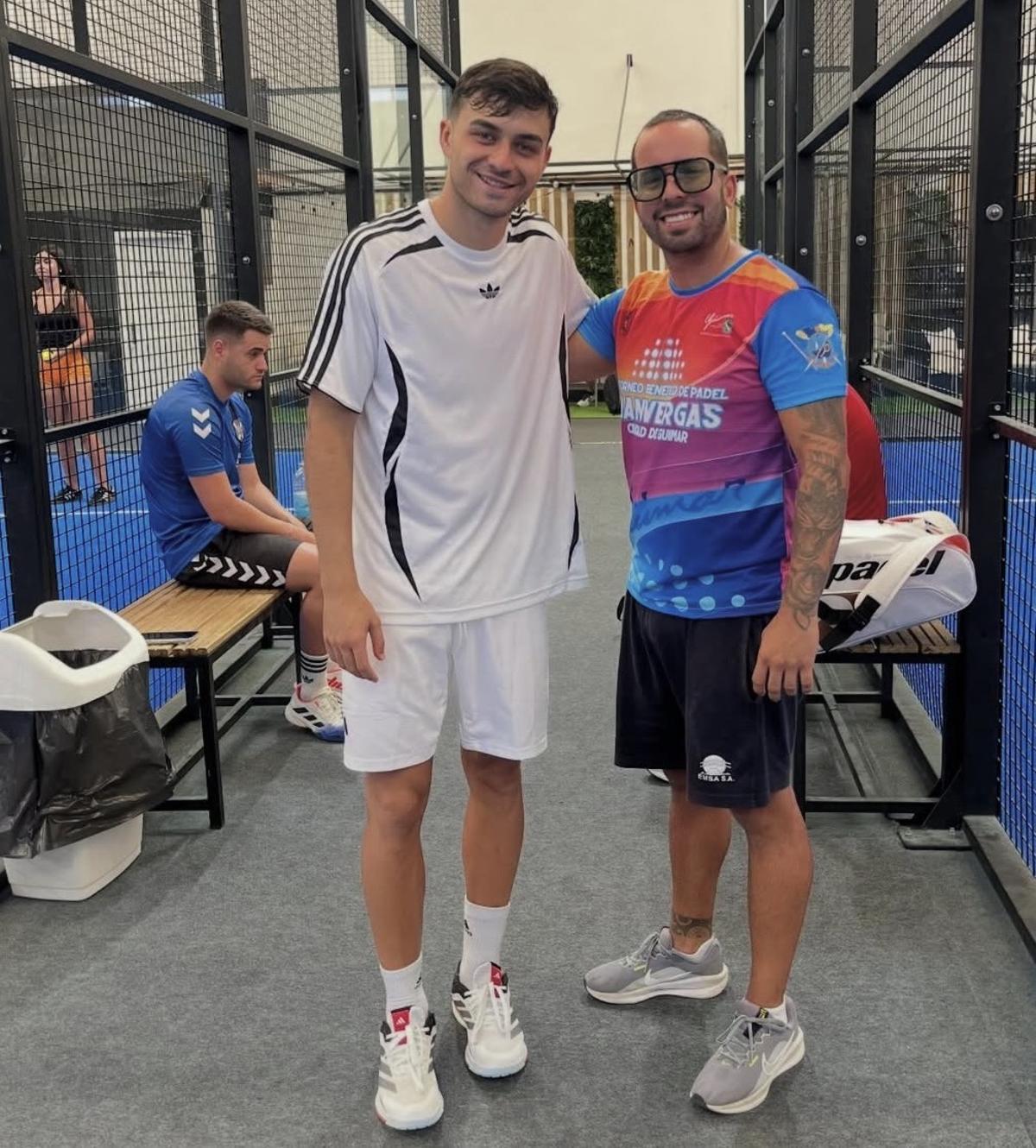 Pedri, durante una sesión de padel en Tenerife.
