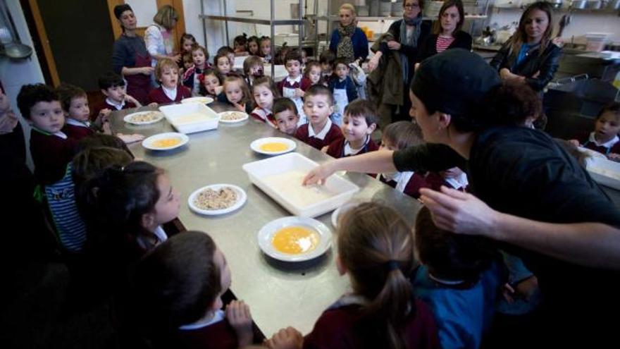 Los alumnos del Paula Frassinetti, ayer, durante el taller de cocina.