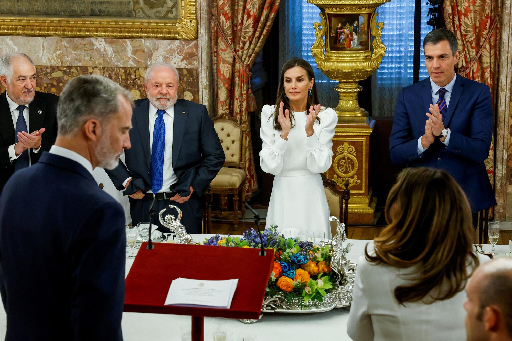 El rey Felpie VI, en primer plano, ante Cándido Conde-Pumpido, Lula da Silva, la reina Letizia y Pedro Sánchez, ayer en Madrid.
