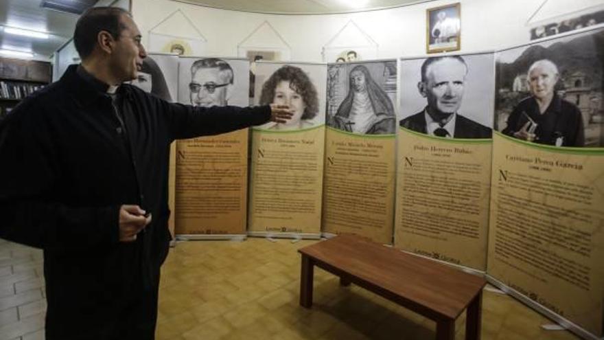 José Luis Casanova muestra las imágenes de los religiosos y laicos con procesos de canonización abiertos por la iglesia.