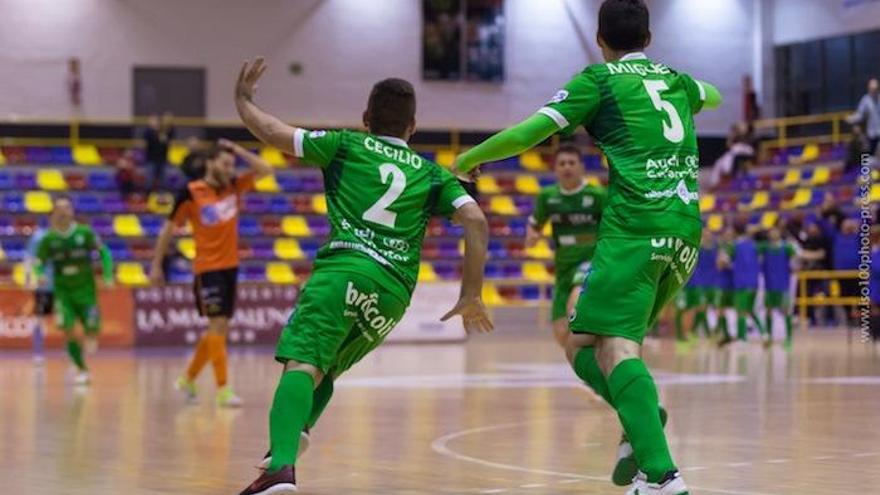 Los universitarios Cecilio y Miguel celebran un gol.