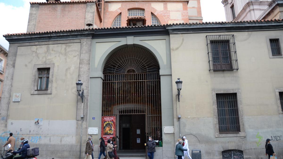 Entrada de la iglesia de San Sebastián, en la calle Atocha, en cuyos archivos figuran las partidas de bautismo, matrimonio o defunción de numerosos escritores.