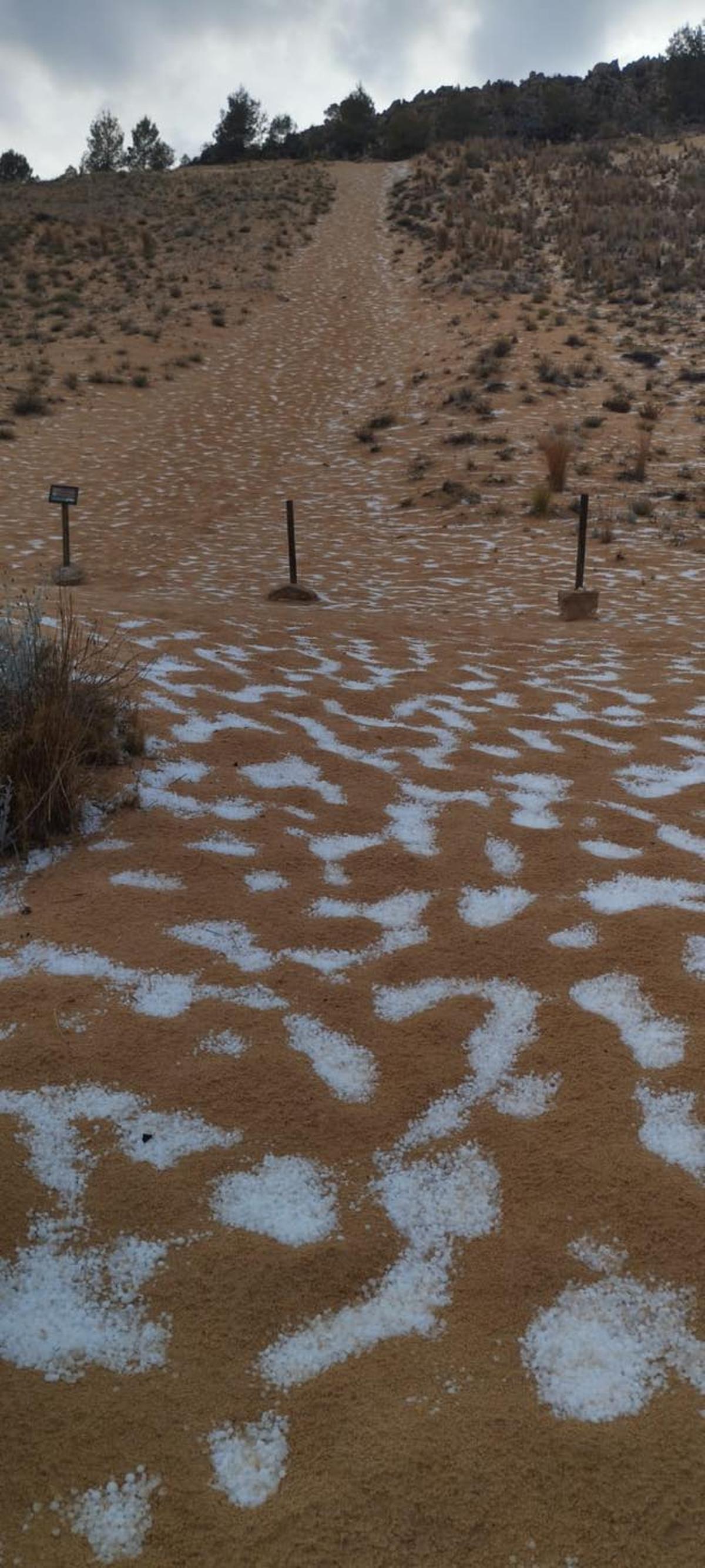 El arenal del Almorxó de Petrer con apariencia de haber recibido una nevada por la acumulación del granizo del pasado sábado.