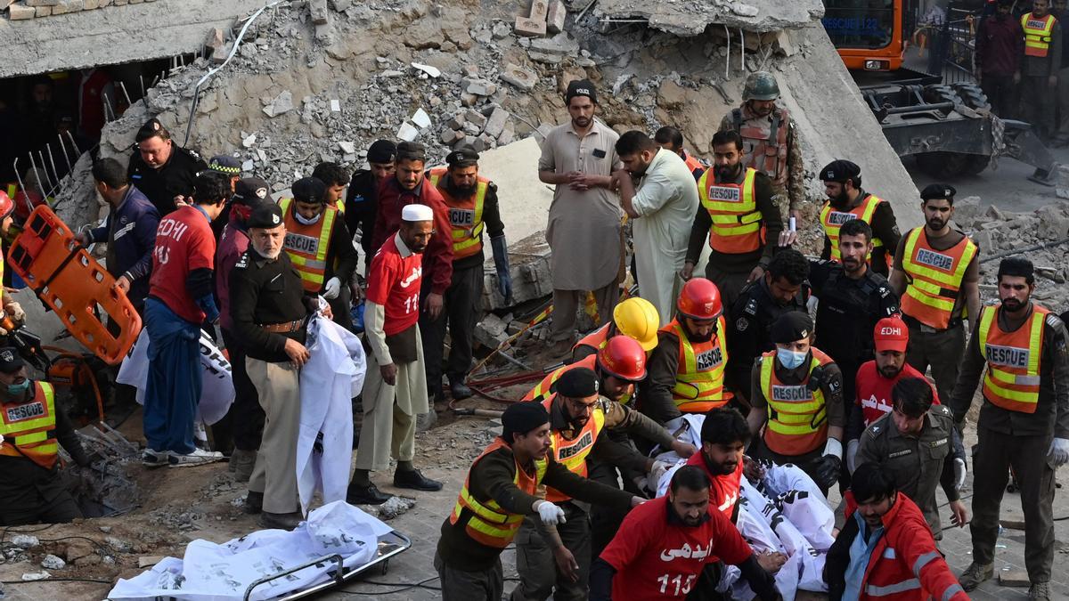 Operativo de rescate de víctimas tras un reciente atentado en Peshawar, en Pakistán.