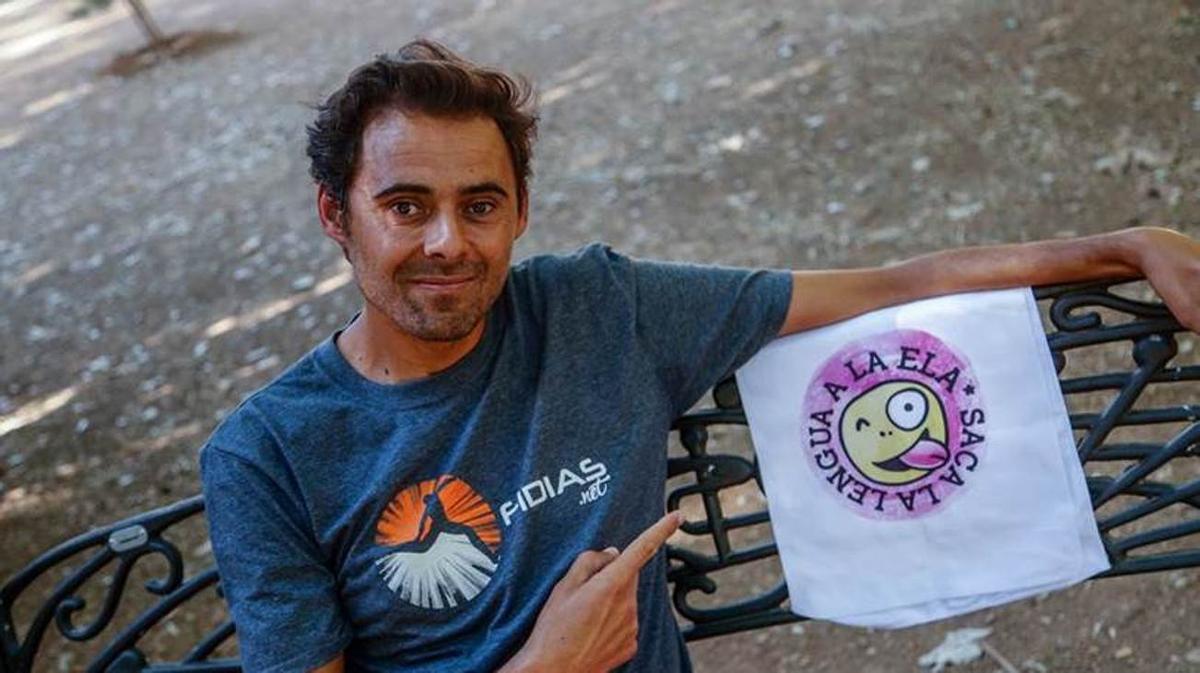 Miguel Ángel Roldán, con un logotipo de la asociación Saca la Lengua a la ELA.
