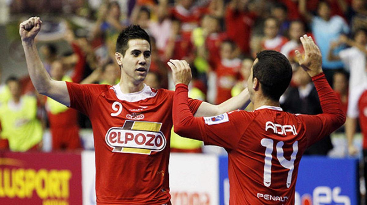 Bebe (esquerra) i Adri, jugadors del Pozo Múrcia, celebren el primer gol del partit. Bebe (esquerra) i Adri, jugadors del Pozo Múrcia, celebren el primer gol del partit.