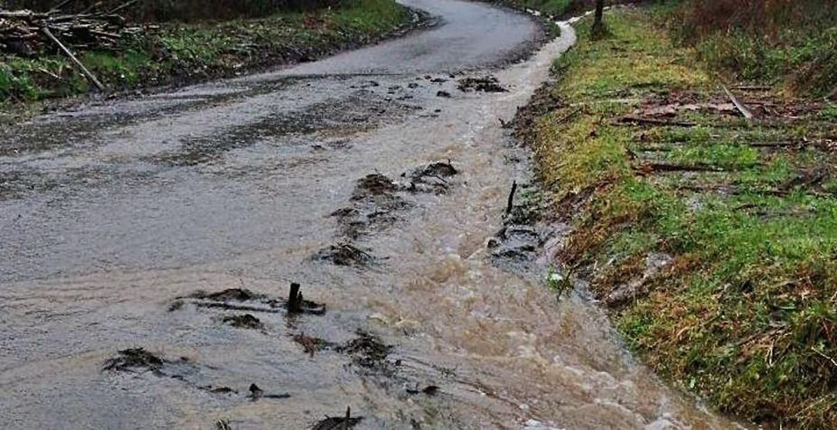 Inundación en una carretera de Sada.  | // LA OPINIÓN