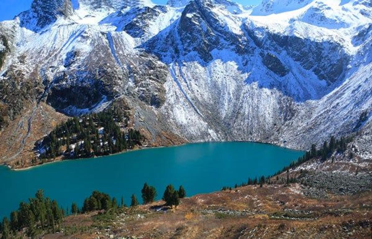 Lago Upper Multinskoe en las montañas del Altaï en Siberia.