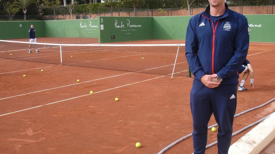 El seleccionador británico de tenis, Leon Smith, ayer en Puente Romano durante el entrenamiento de sus pupilos.