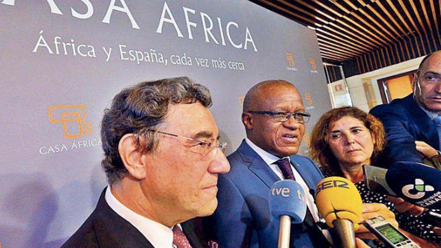 Losada y Sambo Sidikou, antes del inicio de la reunión en Casa África.