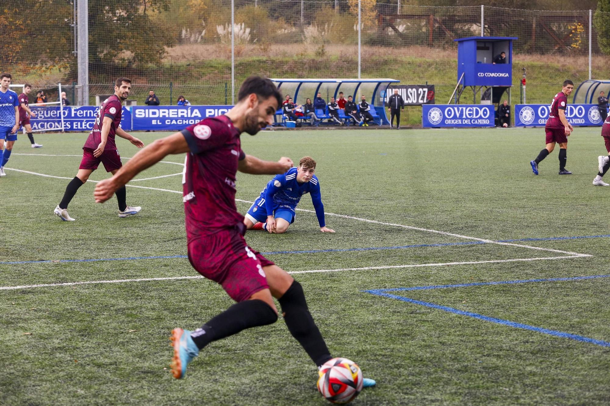 Las imágenes de la victoria del Avilés en el campo del Covadonga: segunda consecutiva de los blanquiazules