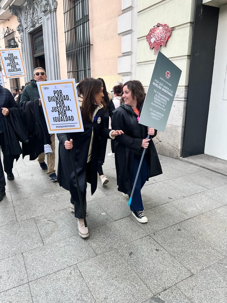 Secretarios judiciales de la Región protestan en Madrid