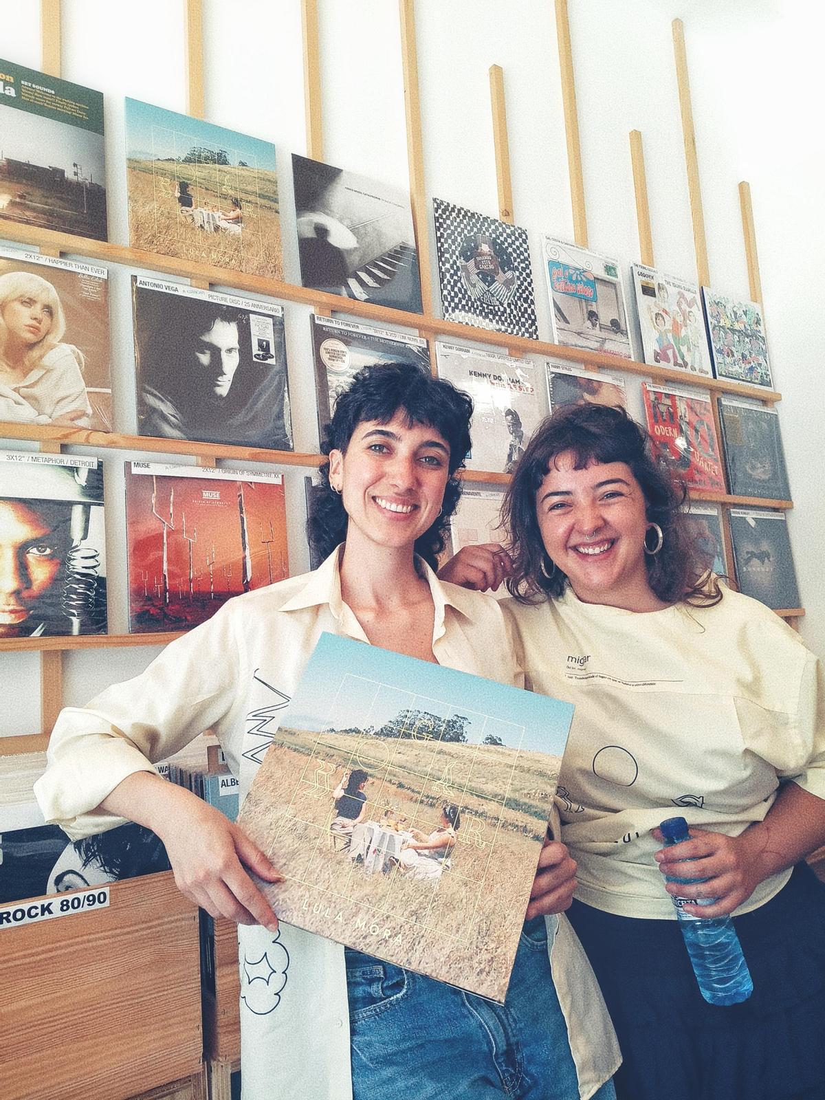 Silvia Izquierdo y Sara Caride con un ejemplar del vinilo de su álbum, «Hogar».