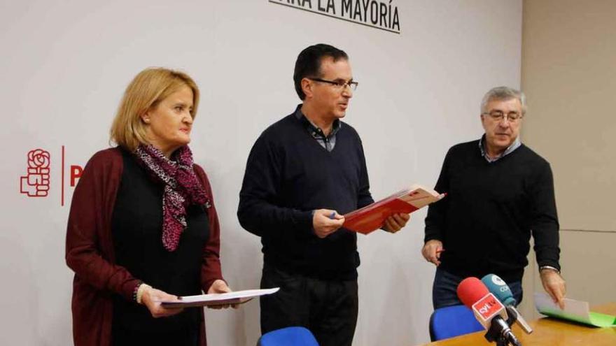 Mar Rominguera, Antonio Plaza y José Fernández en la sede del PSOE en Zamora.