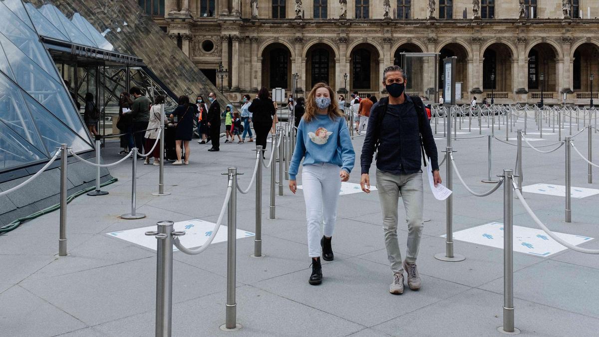 Visitantes a las puertas del Museo del Louvre