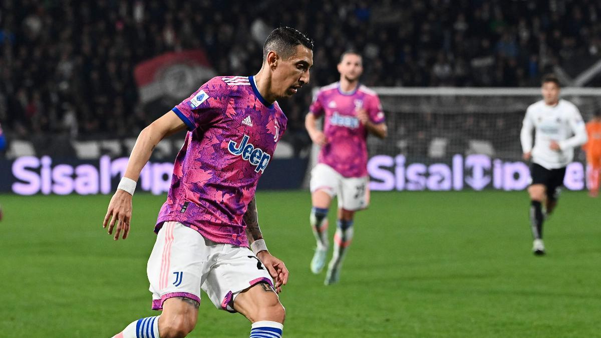 Di María conduce el balón frente al Spezia