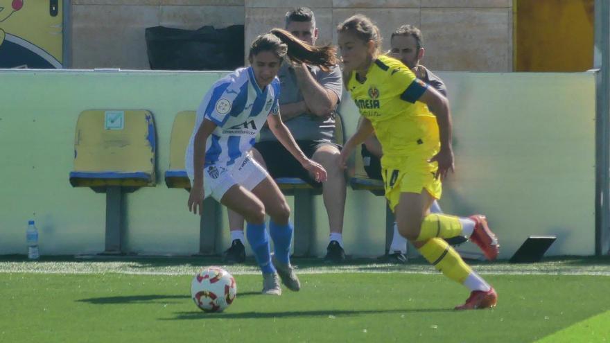 La capitana del Villarreal, Nerea Pérez, deja atrás a una contraria en un lance del encuentro.