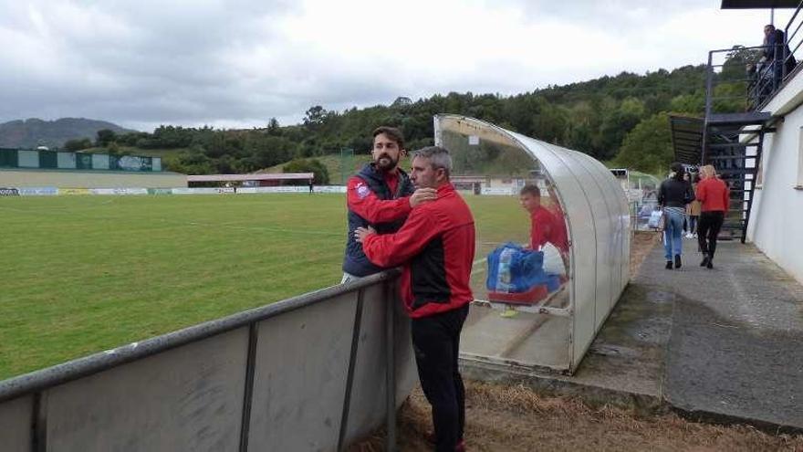 Víctor García y Jorge Méndez, entrenadores del Navia, se abrazan tras el primer gol de su equipo.