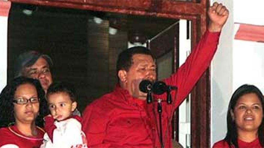 Chávez gana el referéndum para optar a la reelección