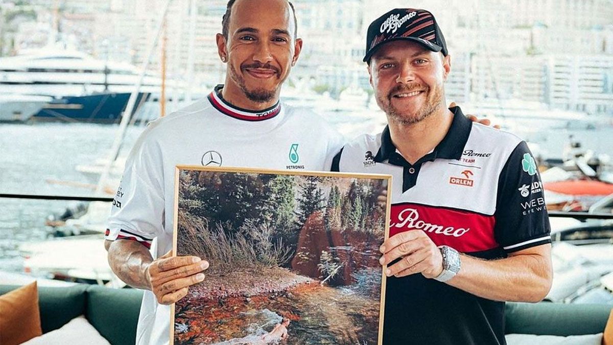 Bottas le regaló a Hamilton una edición especial de la foto viral de su trasero