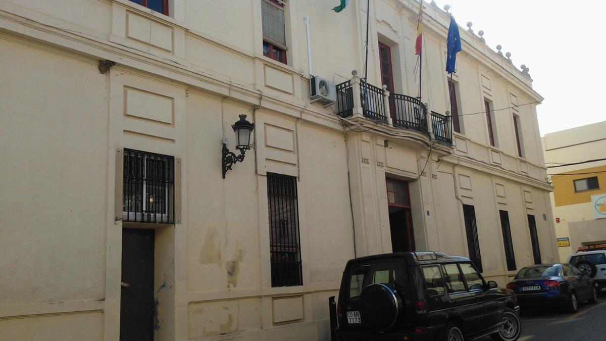 Fachada del Ayuntamiento de Peñarroya-Pueblonuevo que financia la actuación.