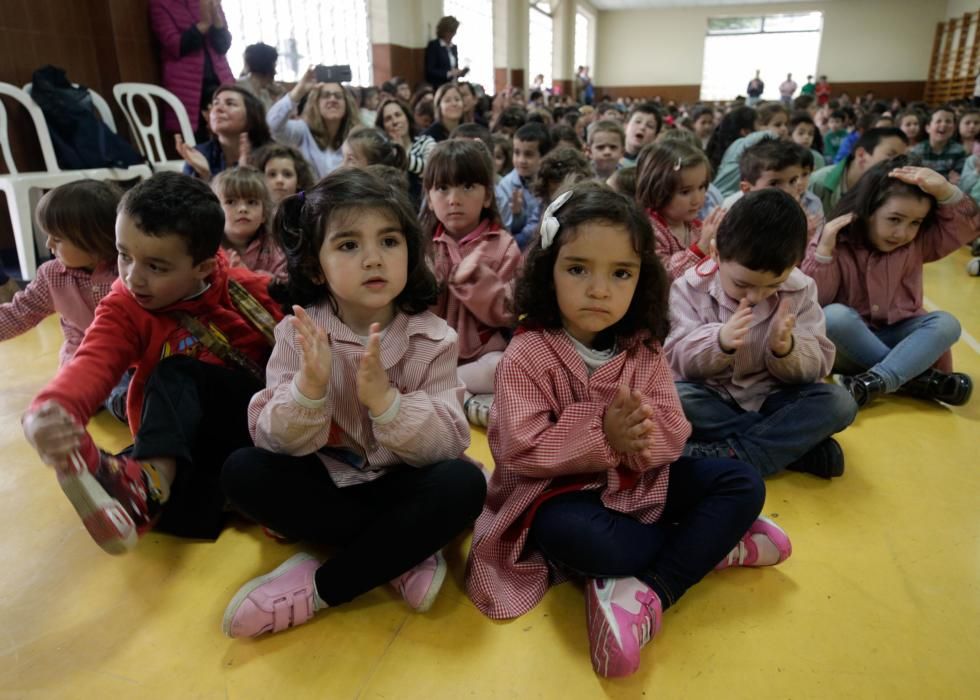 El guitarrista Pablo Sáinz Villegas en el colegio Parque Infantil de Oviedo