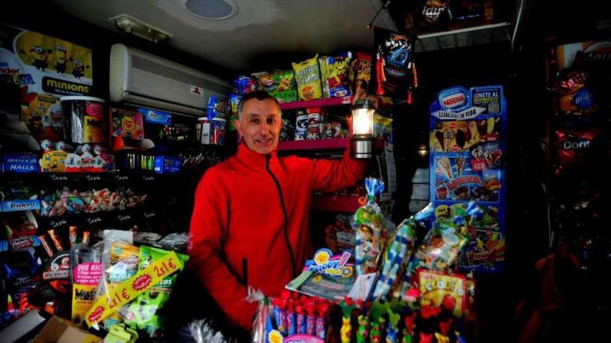 El kiosco de la Plaza de Galicia fue uno de los afectados por el corte eléctrico. // Iñaki Abella