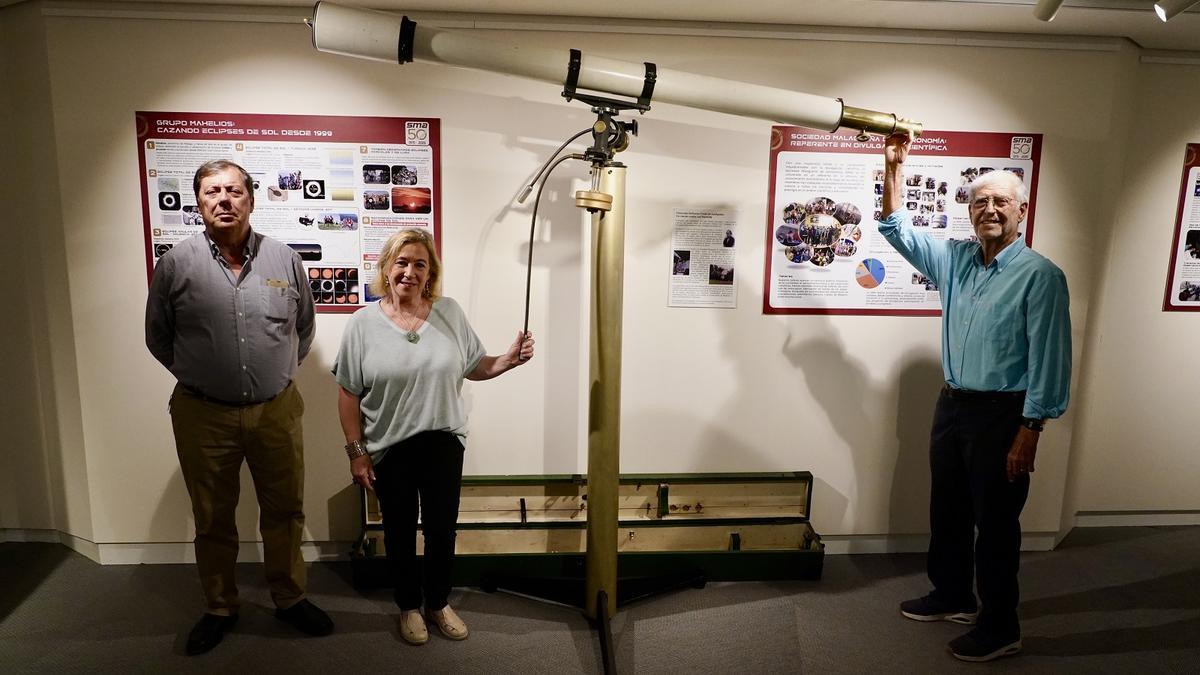 Alberto Castellón, Blanca Troughton y Francisco Bravo, en un rincón de la exposición por los 50 años de la Sociedad Malagueña de Astronomía.