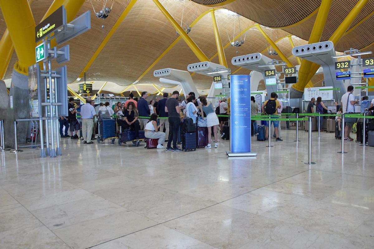 Varias personas hacen cola en la terminal T4 del aeropuerto Adolfo Suárez Madrid-Barajas, a 11 de julio de 2022, en Madrid (España).