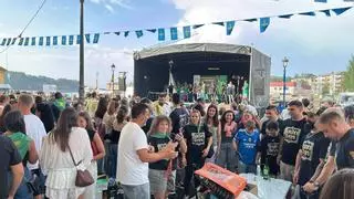 Navia llena la Dársena de sidra y brinda por su fiesta de interés turístico: "El ambiente es increíble"