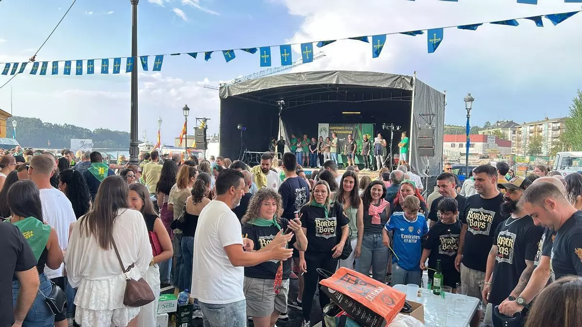 Navia llena la Dársena de sidra y brinda por su fiesta de interés turístico: "El ambiente es increíble"