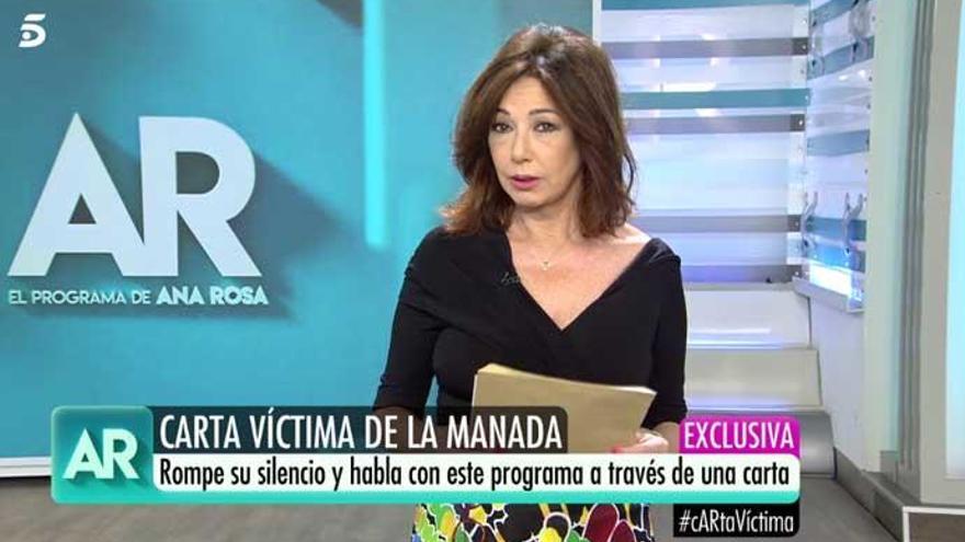 Ana Rosa Quintana, con la carta entre sus manos.