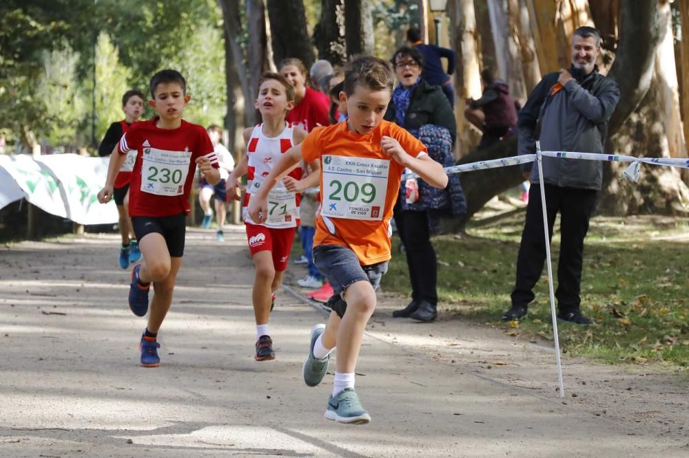 Más de 1.100 jóvenes atletas desafían a las bajas temperaturas para participar en la tradicional carrera de cross escolar.