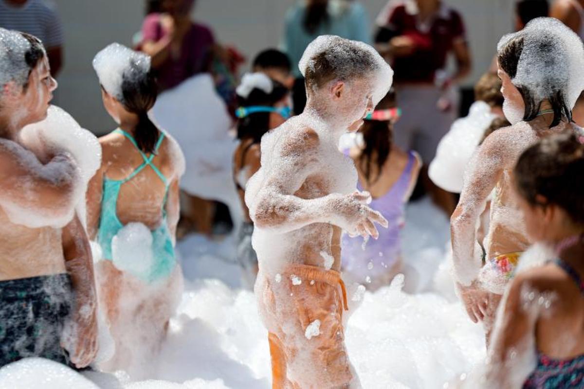 Colchonetas, fiesta de la espuma, espectáculo de magia y talleres: Todas las imágenes de la jornada de las Festes de la Terra protagonizada por los vecinos más pequeños Colchonetas, fiesta de la espuma, espectáculo de magia y talleres: Todas las imágenes de la jornada de las Festes de la Terra protagonizada por los vecinos más pequeños