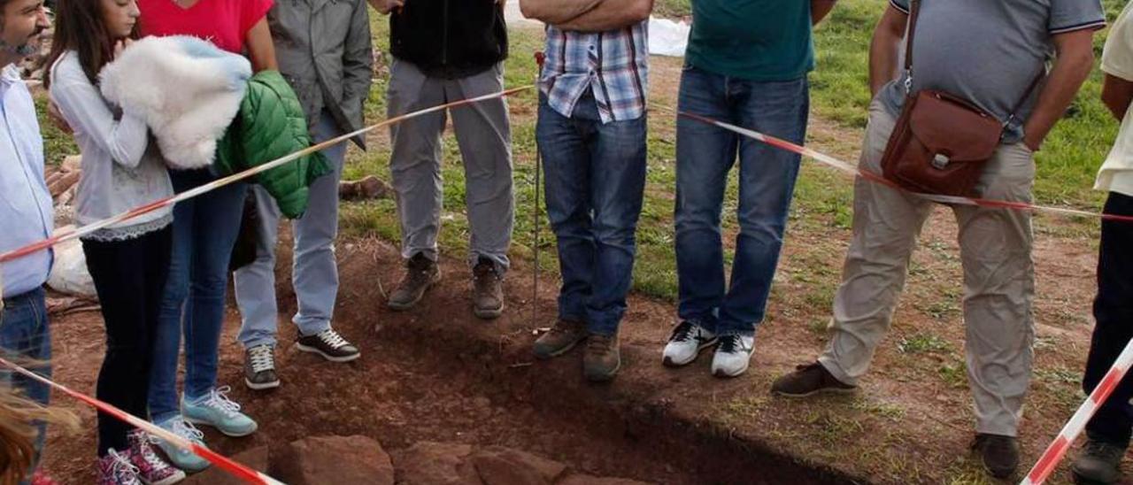 Alejandro García e Iván Muñiz, en el centro de la imagen, ayer, junto a visitantes del castillo de Gauzón.