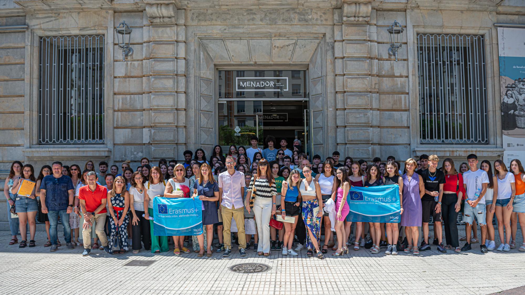 Los alumnos y profesores de los IES Ribalta y Penyagolosa de Castelló en la clausura del programa