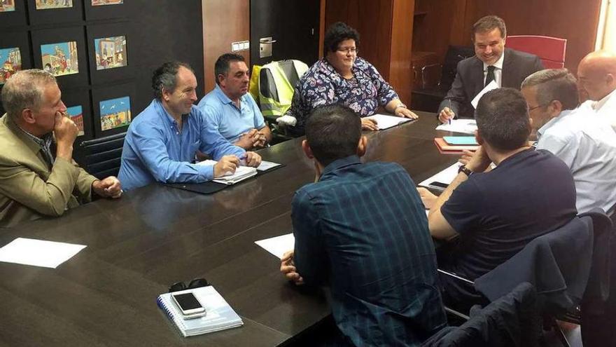 Moreira se reunió ayer con varios colectivos contrarios a los &quot;lombos&quot; en Montecelo. // R. Vázquez