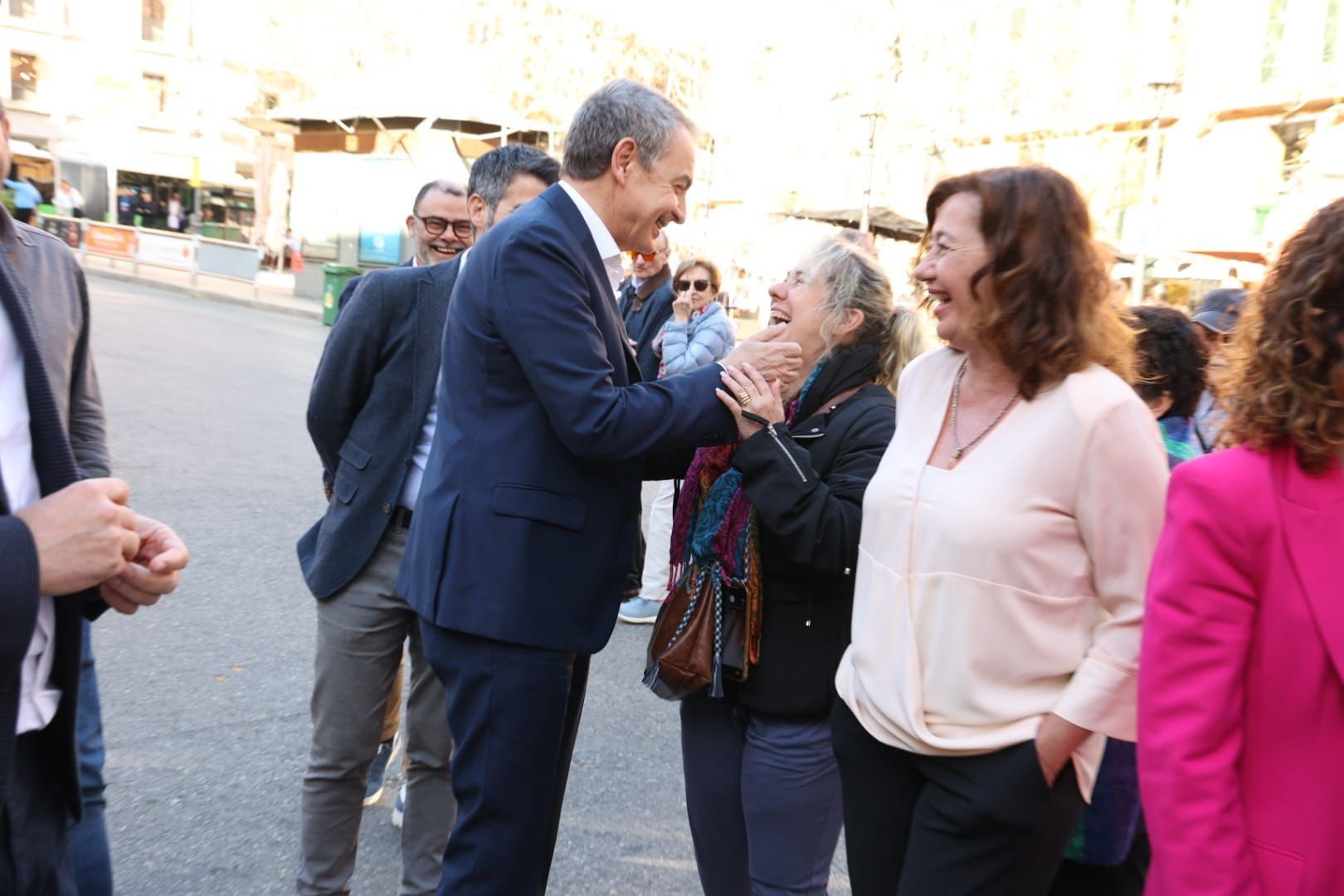 Zapatero en Mallorca: Las fotos del expresidente del Gobierno con Francina Armengol en el Bar Bosch de Palma