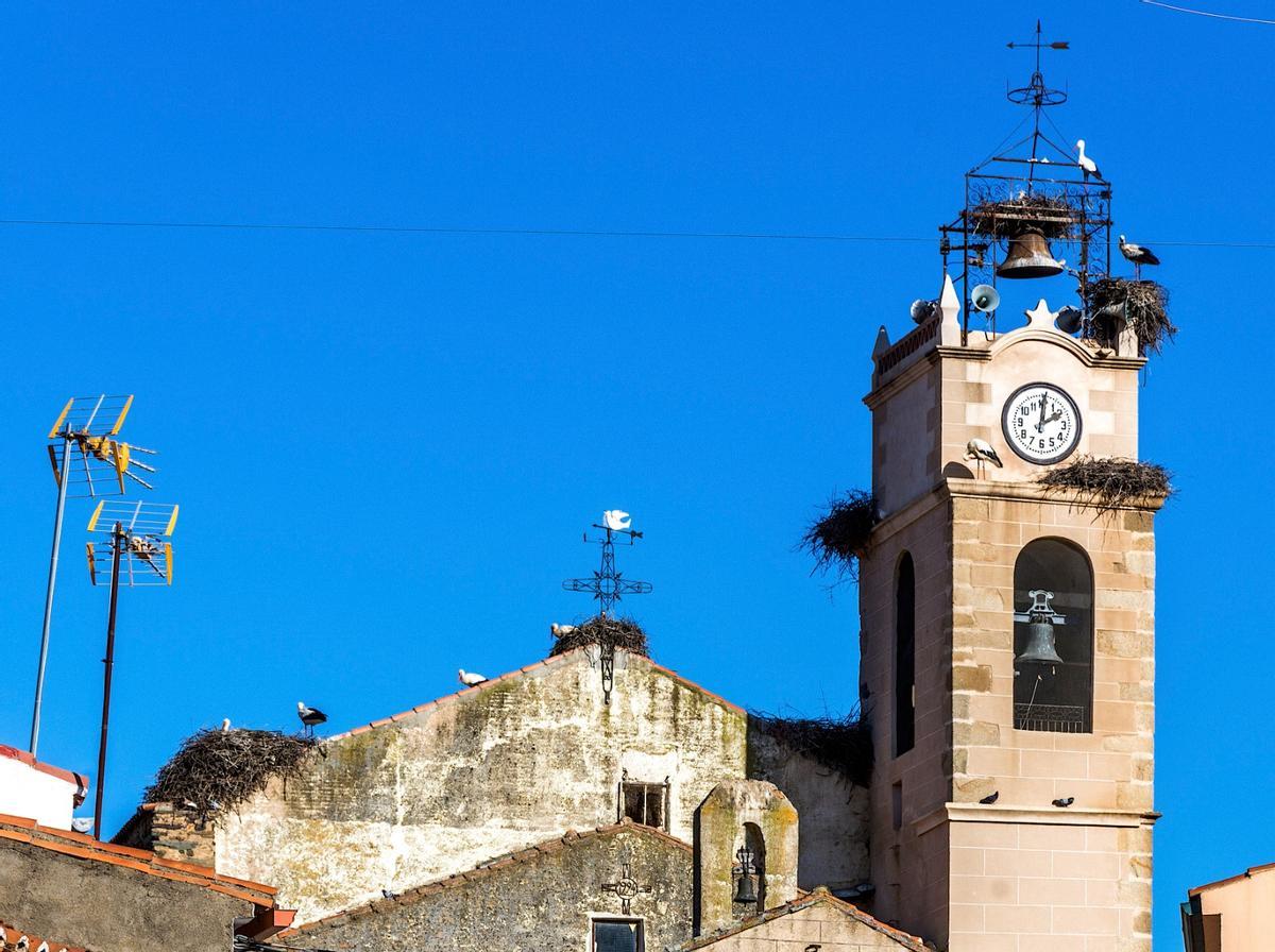 Imagen de la torre con el reloj ya en funcionamiento.