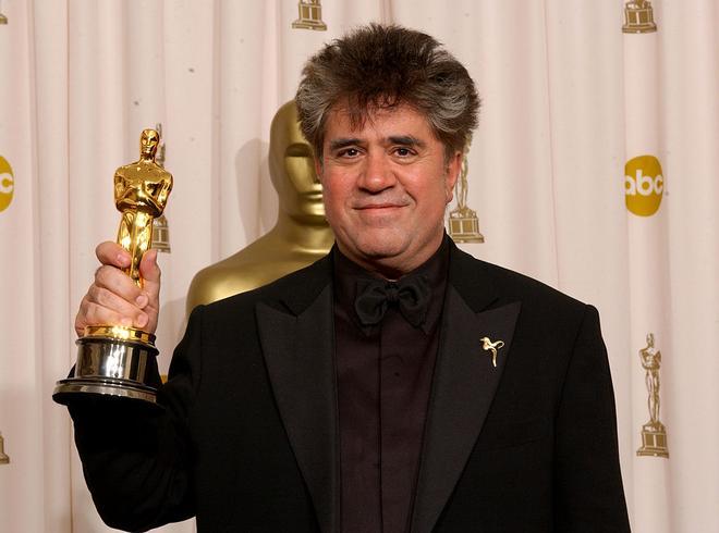 Pedro Almodóvar en 2002 con su Oscar a Mejor Guion original