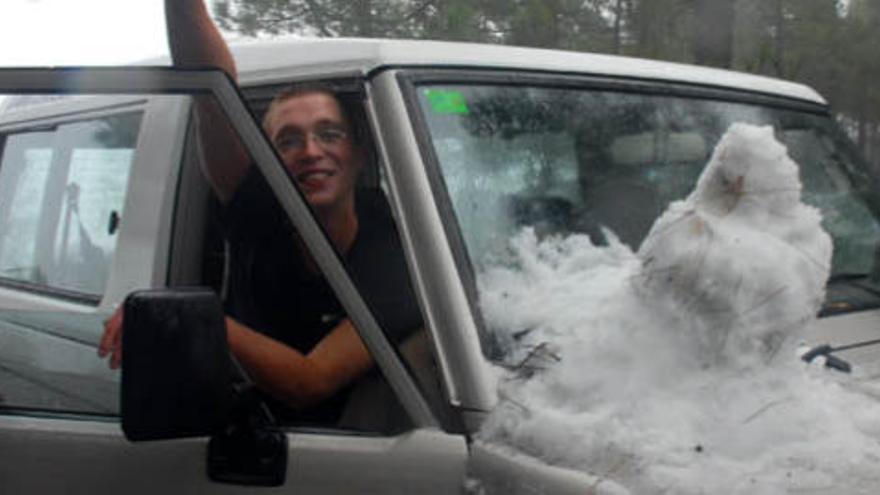 Un joven posa, ayer jueves, junto a su vehículo en la cumbre de Gran Canaria.