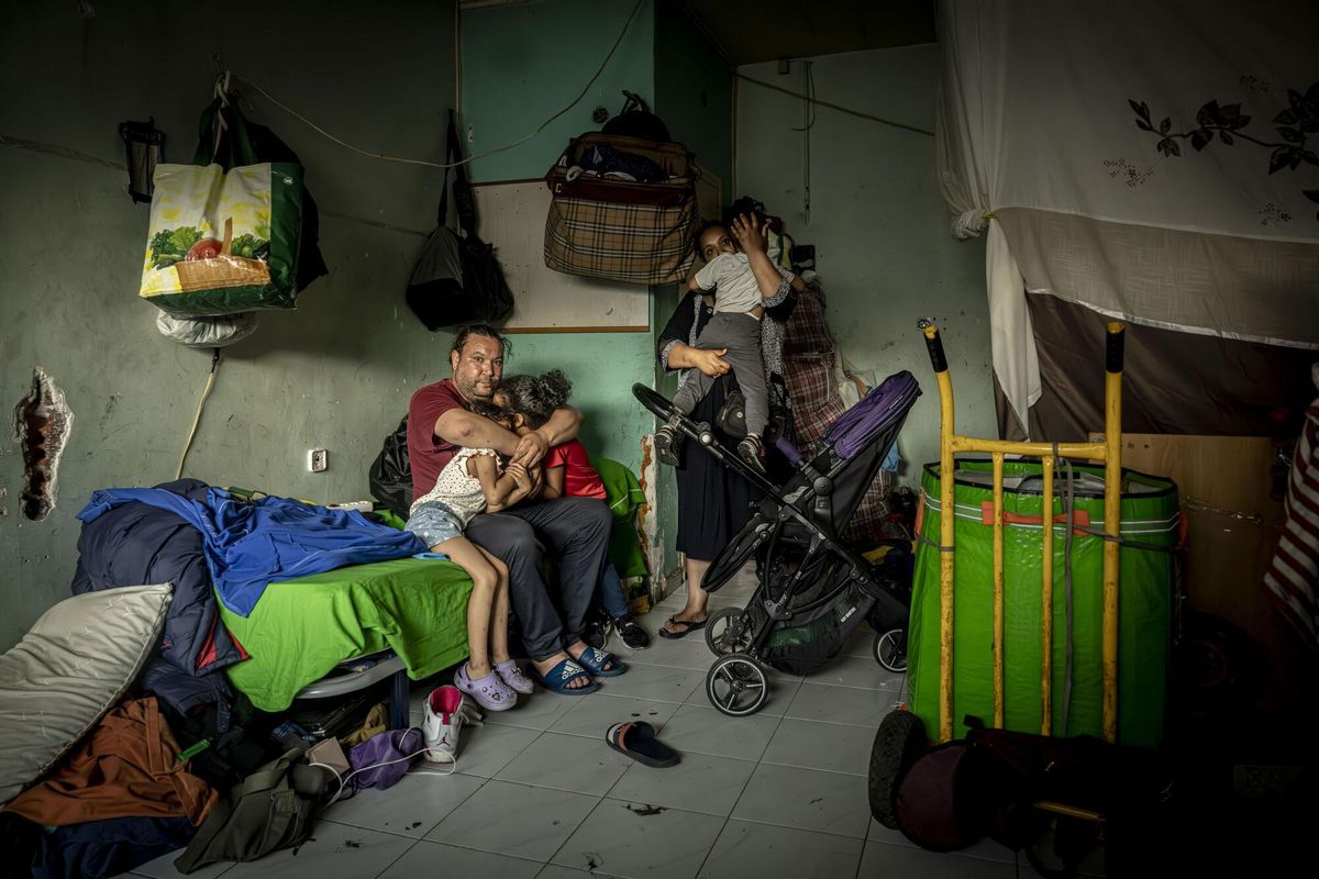 Barcelona 10/06/2025 Sociedad. Acompañamos la familia de Younes ouacharaa, un padre con tres hijos que duermen en la calle. AUTOR: MANU MITRU