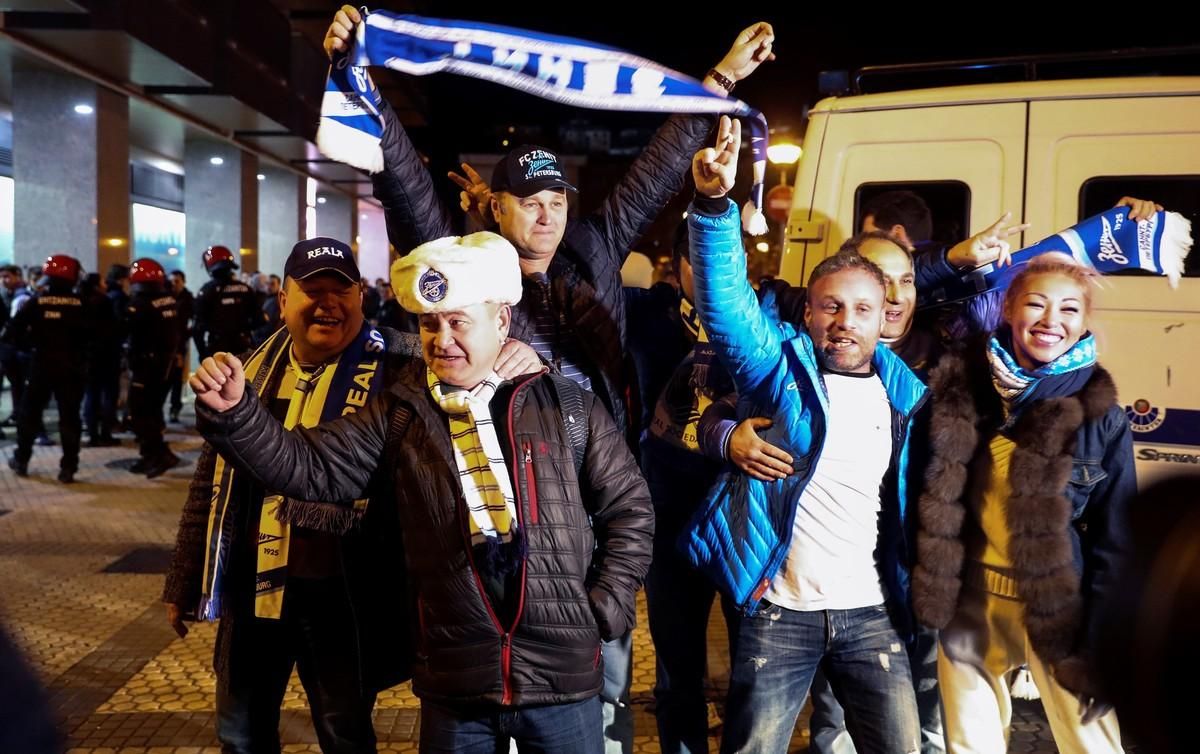 GRAF5669. SAN SEBASTIÁN, 07/12/2017.- Aficionados del Zenit de San Petersburgo, momentos antes del encuentro de la Liga Europa ante la Real Sociedad, en el estadio de Anoeta de San Sebastián. EFE/Javier Etxezarreta