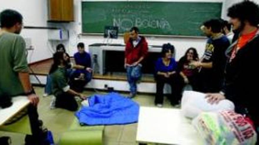 Una veintena de alumnos se encierran en Filosofía para protestar por el Plan Bolonia