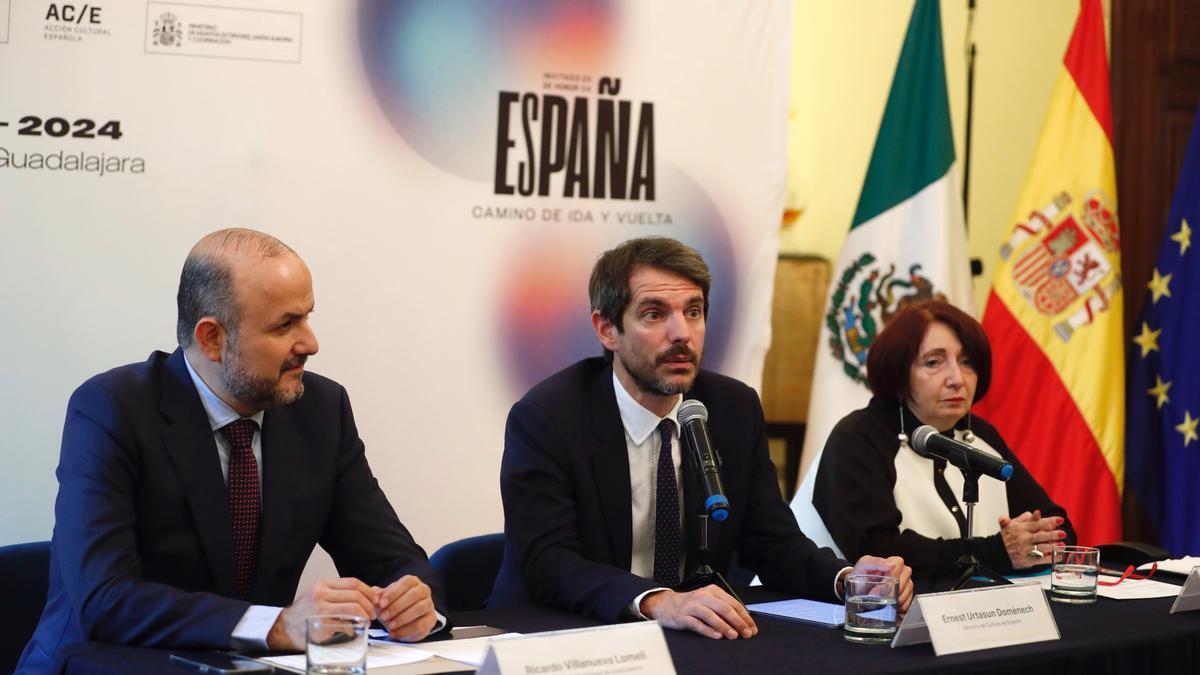 El ministro de Cultura, Ernest Urtasun (c), acompañado del rector de la Universidad de Guadalajara, México, Ricardo Villanueva (i) y de la directora de la Feria del Libro de Guadalajara, Marisol Schulz (d), en la presentación de las actividades de la Feria con España como invitada de honor.