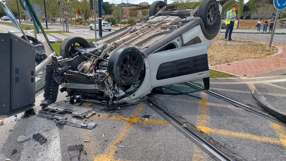 Un coche choca contra un autobús en el campus de Espinardo de la UMU.